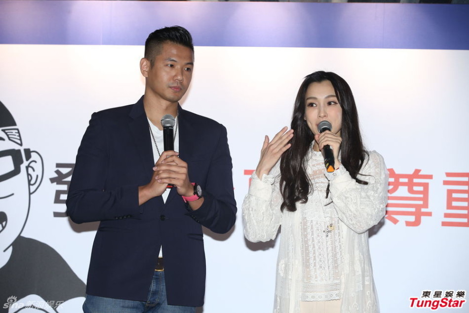 新浪娱乐讯 14日下午,范玮琪与老公黑人陈建州,一同出席反网路霸凌