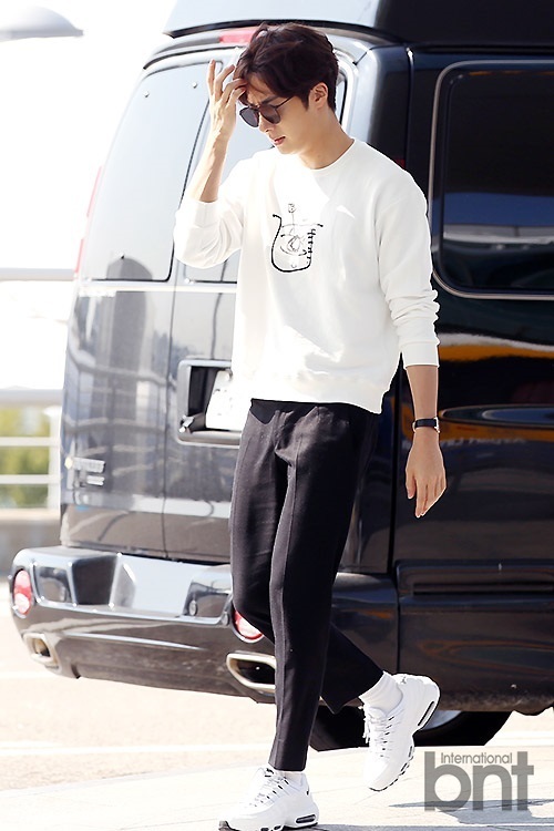 新浪娱乐讯 9月15日,韩国演员丁一宇现身仁川国际机场,飞往中国出席某