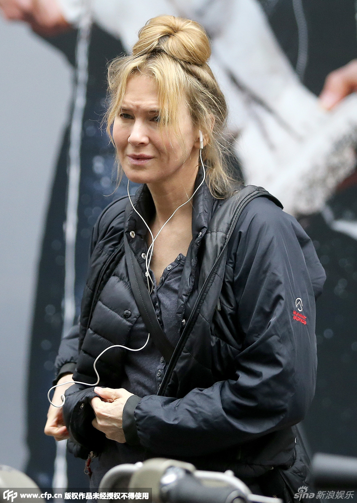 变脸齐薇格素颜顶丸子头逛街 施舍乞讨者