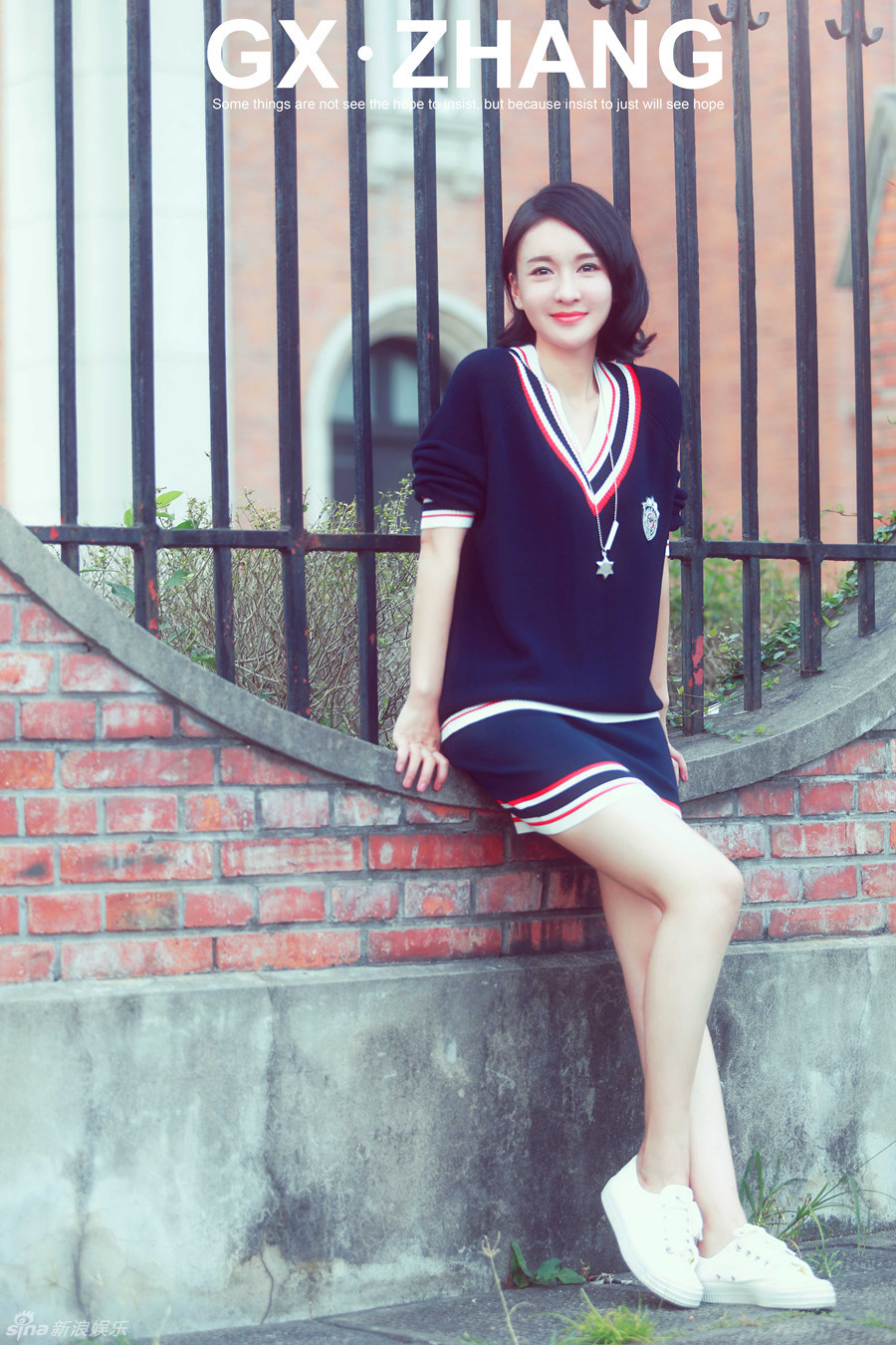 郑亦桐学院风写真 简约风情显温婉_高清图集_新浪网