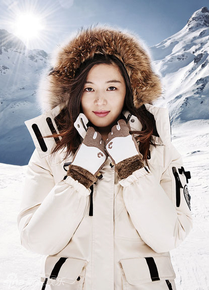 新浪娱乐讯 韩国女艺人全智贤近日为代言的某户外品牌拍摄了2015秋