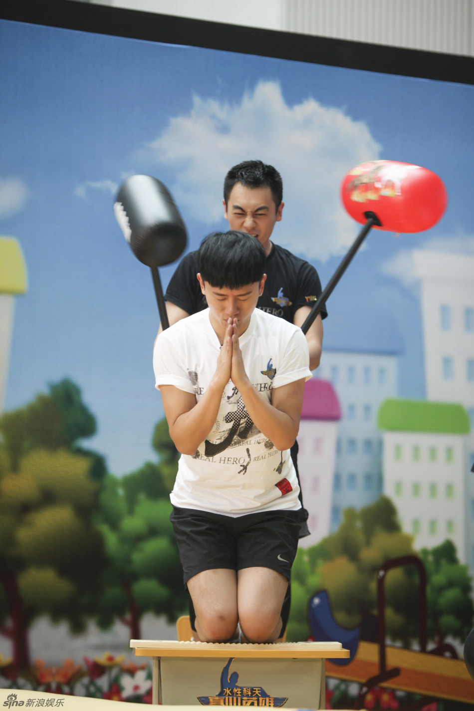 组图:张杰跪搓衣板表情享受 被调侃在家跪惯了_高清图集_新浪网