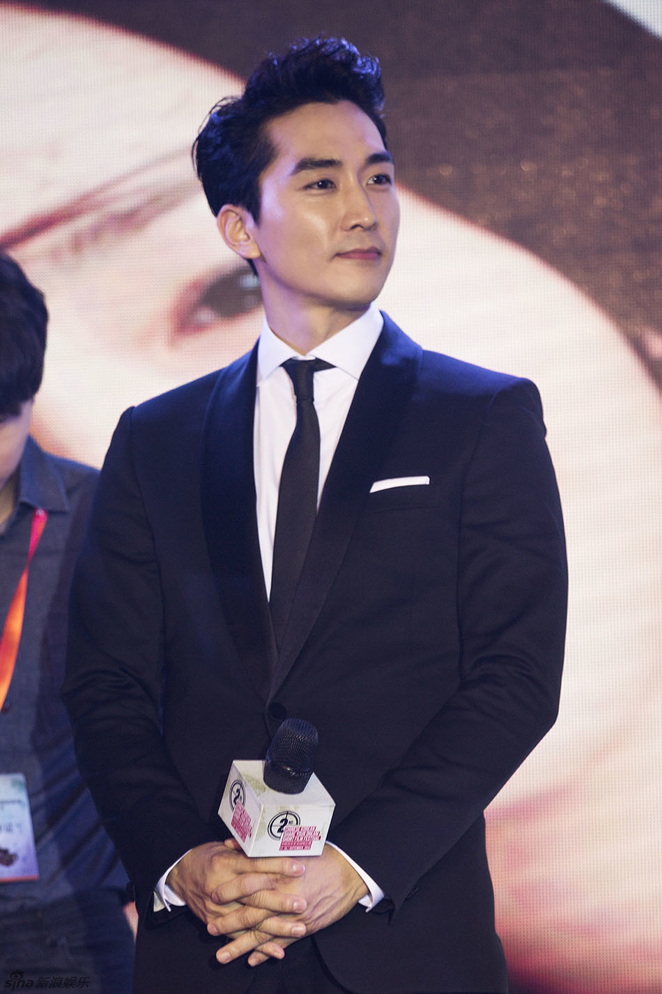 江一燕黑裙典雅