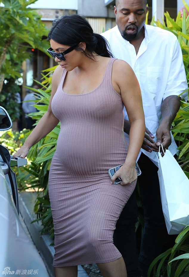 卡戴珊孕肚浑圆似将生产 坎耶亲自护驾