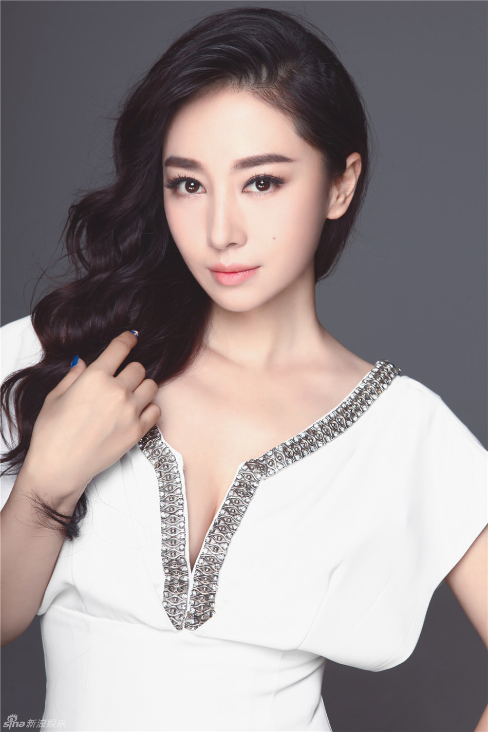 组图:贾晓晨生日写真 电眼红唇演绎秋日妩媚_高清图集_新浪网