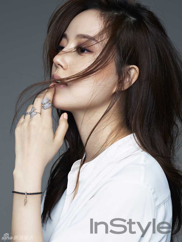 新浪娱乐讯 韩国演员文彩元为某丹麦珠宝品牌拍摄了一组写真,完美演绎