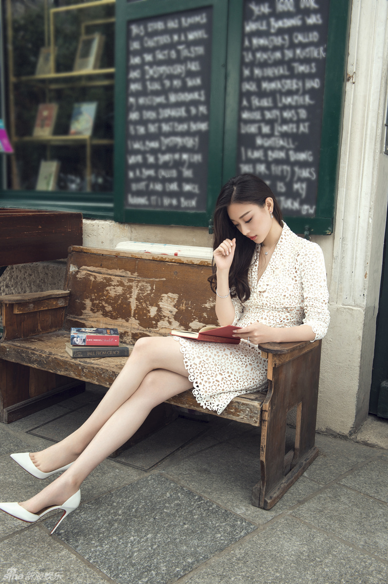 新浪娱乐讯 日前,倪妮曝光了一组美腿图片特辑.