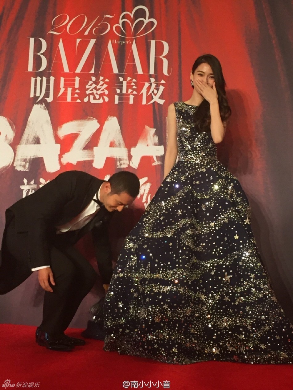 新浪娱乐讯 2015芭莎明星慈善夜举行,黄晓明与angelababy情侣档现身