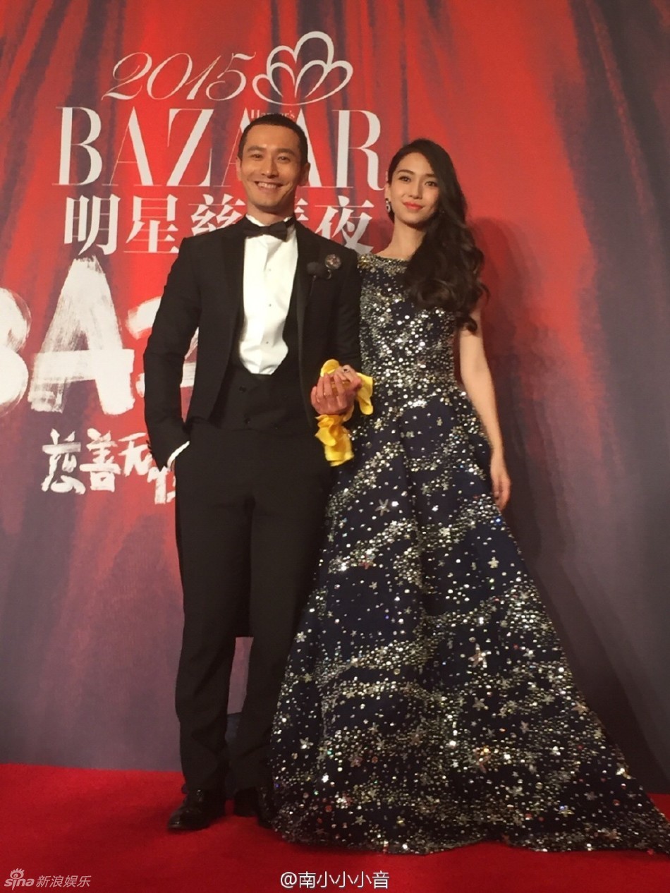 新浪娱乐讯 2015芭莎明星慈善夜举行,黄晓明与angelababy情侣档现身