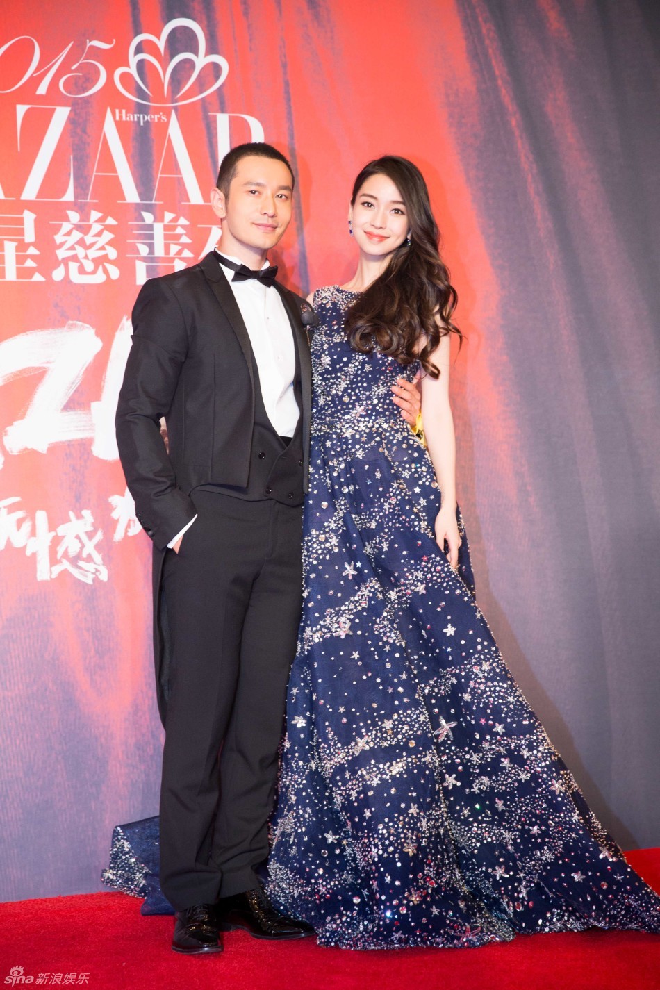 新浪娱乐讯 2015芭莎明星慈善夜举行,黄晓明与angelababy情侣档现身