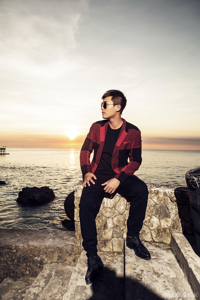 海边熟男写真,落日余晖中身着红黑不规则拼接西装搭配酷感十足的墨镜
