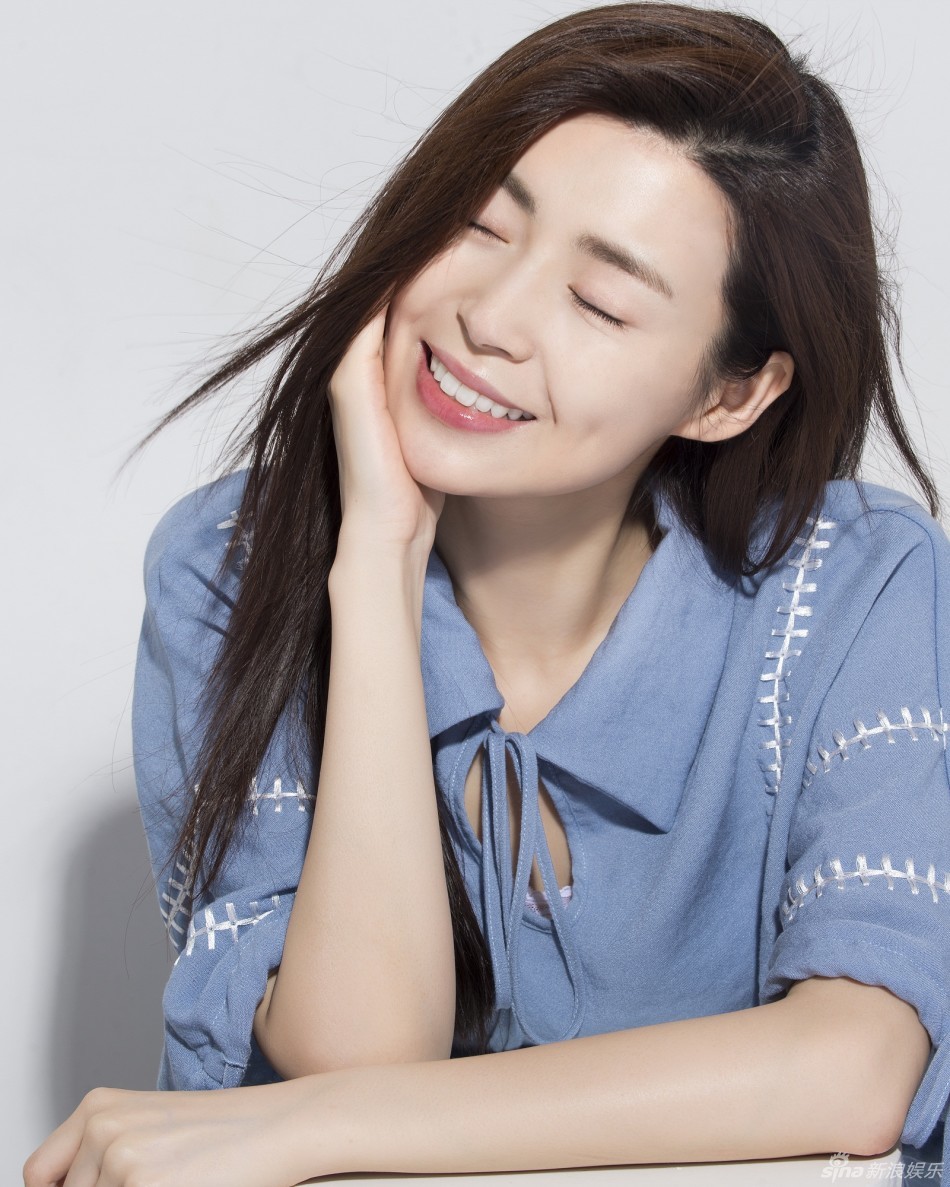 卢杉最新写真俏皮甜美_新浪图片