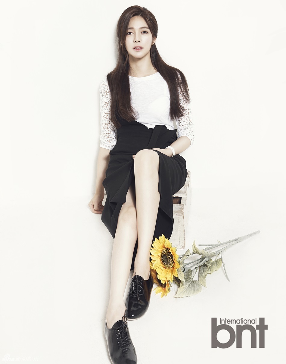 李伊利雅携手bntnews拍摄了一组时尚写真,镂花裙温婉如古典画中美人