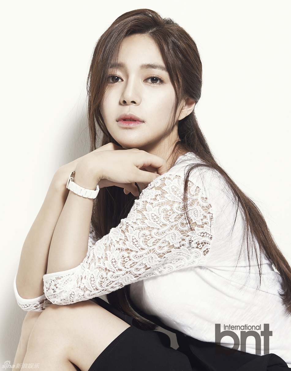 组图:韩星李伊利雅写真 镂花裙婉约如古典美人_高清图集_新浪网