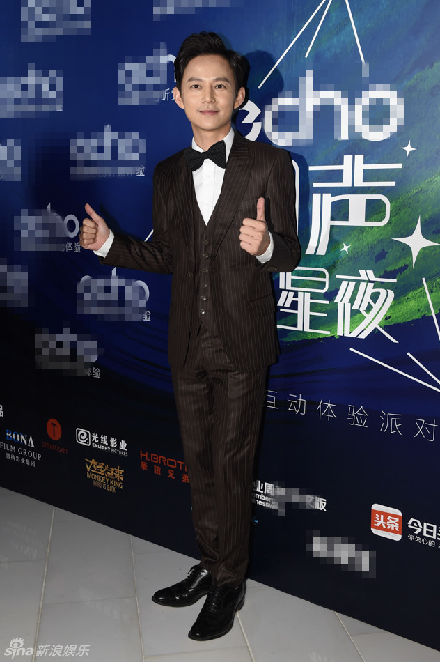 新浪娱乐讯 2015年9月24日,北京,何炅一身条纹修身西服亮相某音乐app