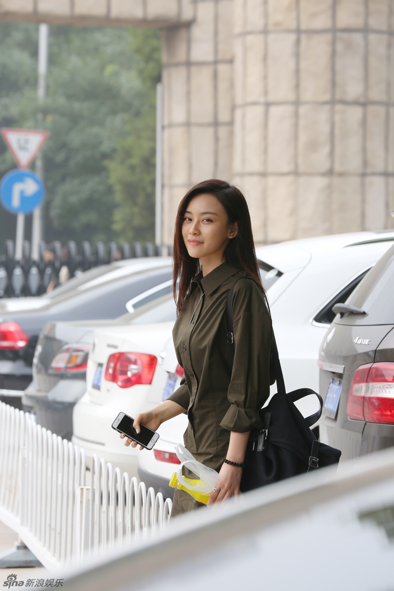 组图:尚语贤素颜现身北电 发现记者后害羞遮脸_高清图集_新浪网