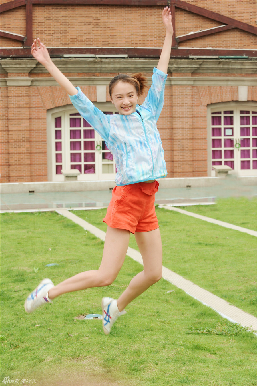 新浪娱乐讯 电视剧《白鹿原》新女主角孙铱日前在上海外景拍戏期间,忙