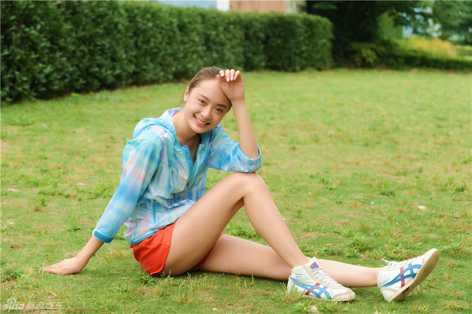 组图:孙铱外滩拍随性写真 青春活力动感足_高清图集_新浪网