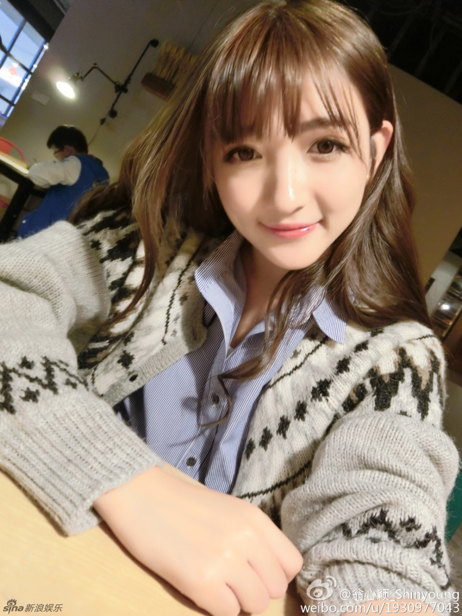 新浪娱乐讯 翁心颖毕业于浙传广播电视编导专业,有着瓜子脸柳叶眉杏仁