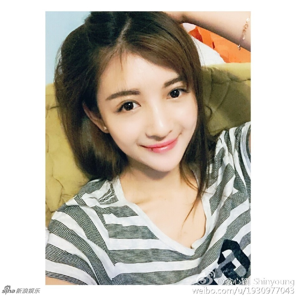 新浪娱乐讯 翁心颖毕业于浙传广播电视编导专业,有着瓜子脸柳叶眉杏仁