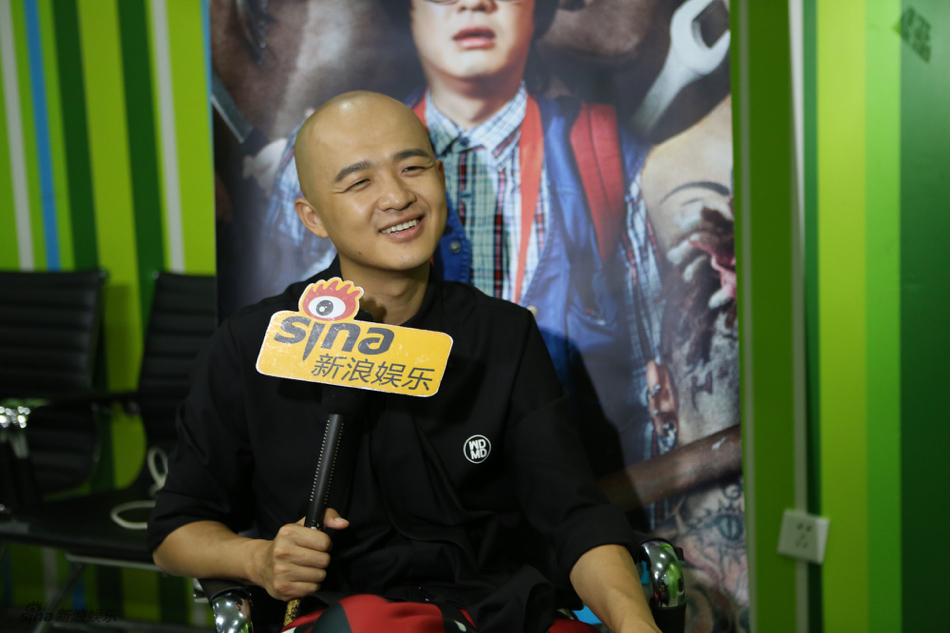 提到不久前告别的"跑男",包贝尔说觉得自己"笨笨的",这次拍《港囧》