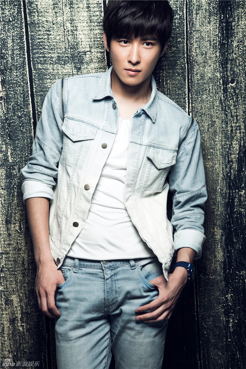 吴昊泽初秋大片 清新牛仔表露男孩赤子心