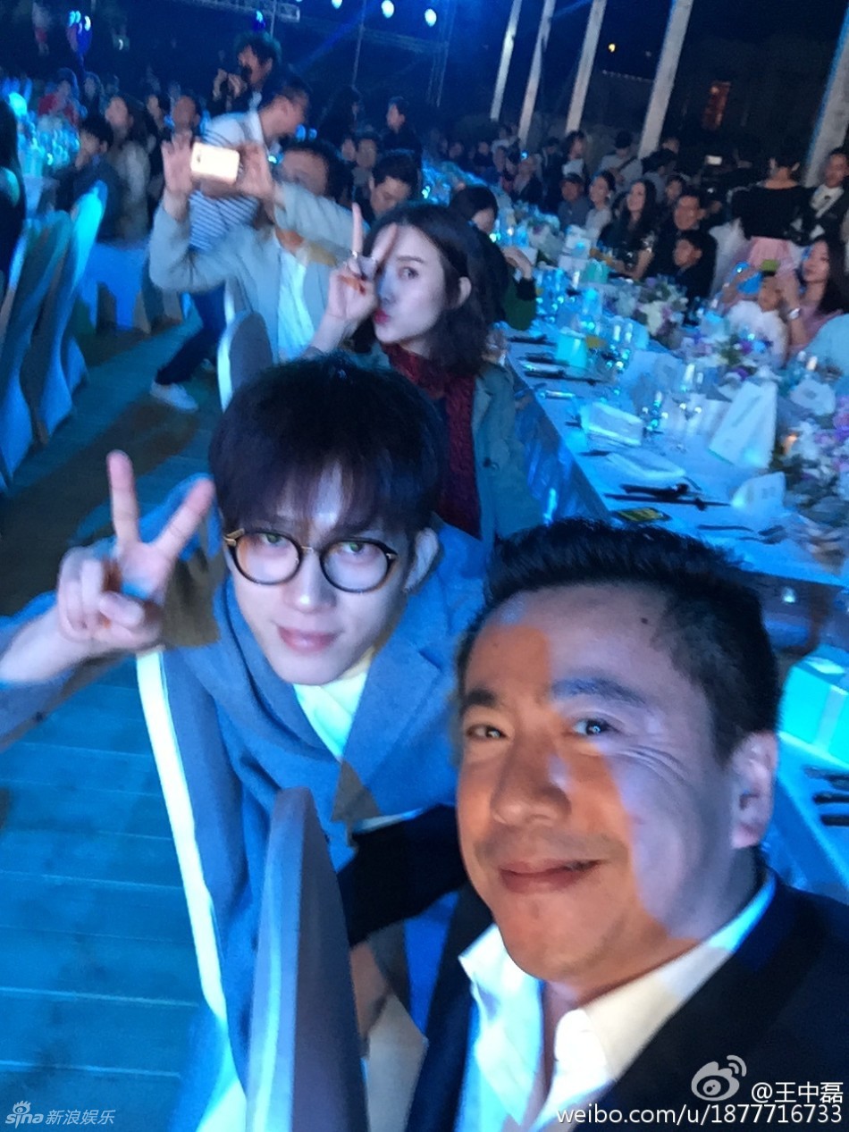 何炅,宋佳,井柏然,杨威一家,刘璇夫妇等出席,称被感动落泪.