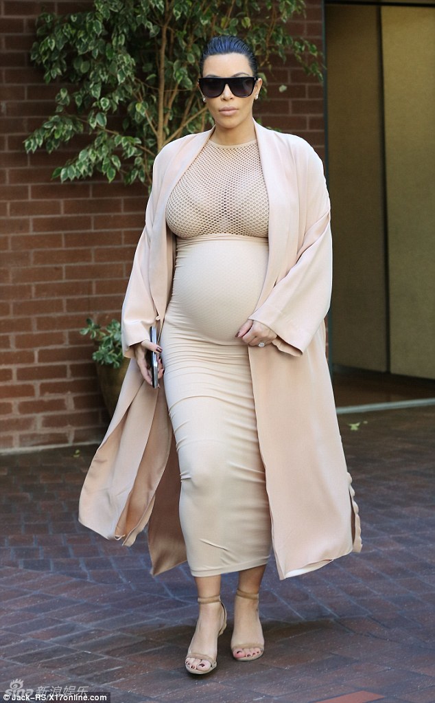 新浪娱乐讯 日前,金-卡戴珊挺着大肚现身街头,与普通孕妇不同的是