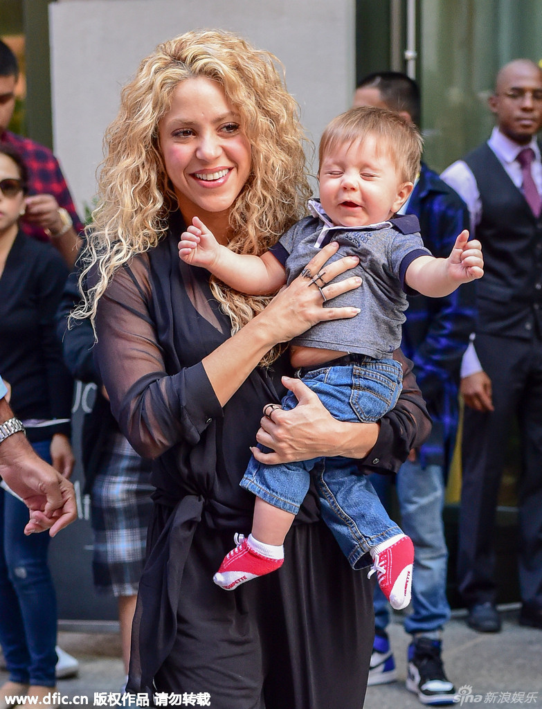 新浪娱乐讯 近日,美国纽约,夏奇拉(shakira)全黑look带小儿子外出引