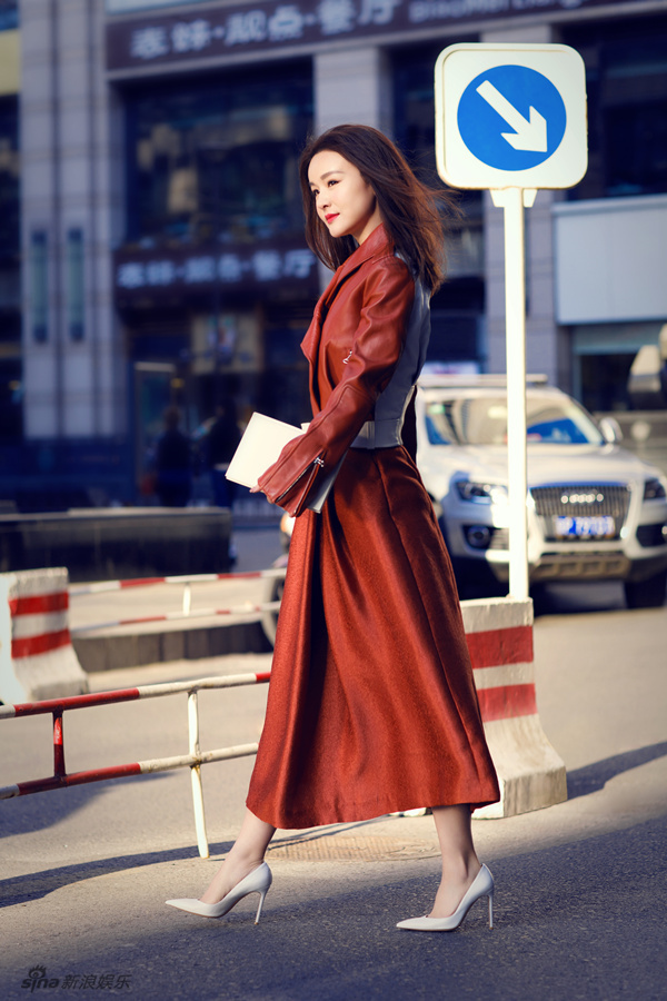 金一帆初秋街拍时尚大片 优雅干练展文艺魅力