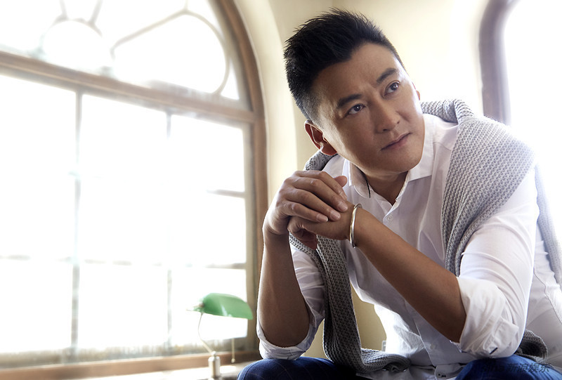 1 / 4 新浪娱乐讯 实力演员刘小锋发布一组秋日温暖写真.