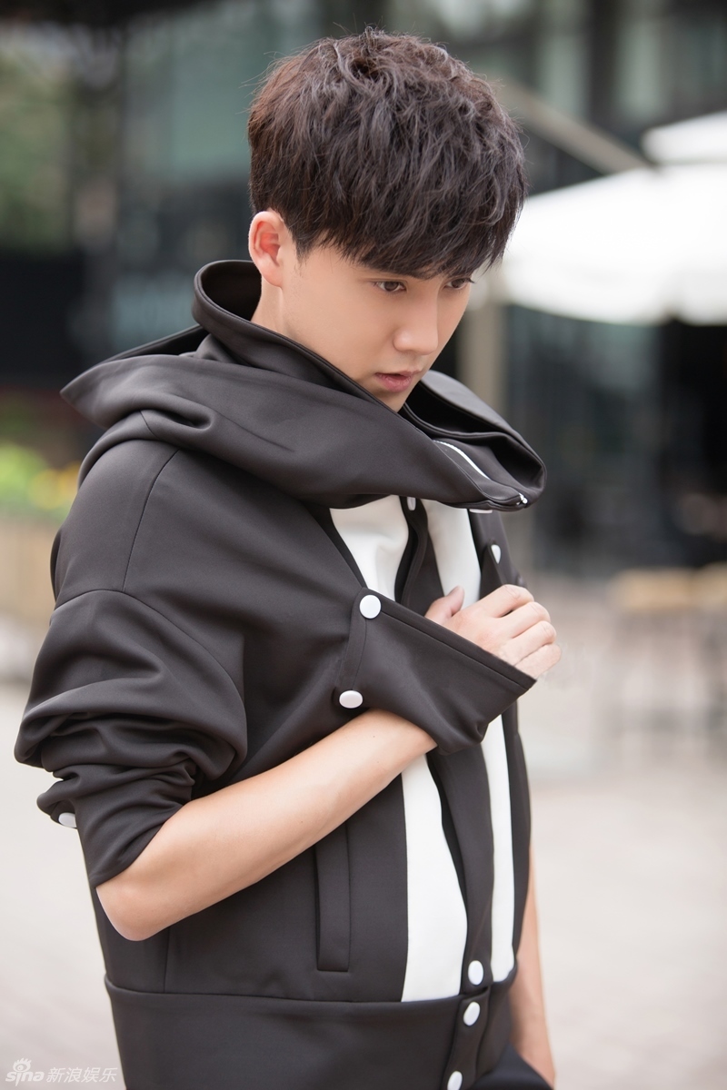 组图:张睿秋日搞怪街拍 率性纯真张扬青春活力_高清图集_新浪网