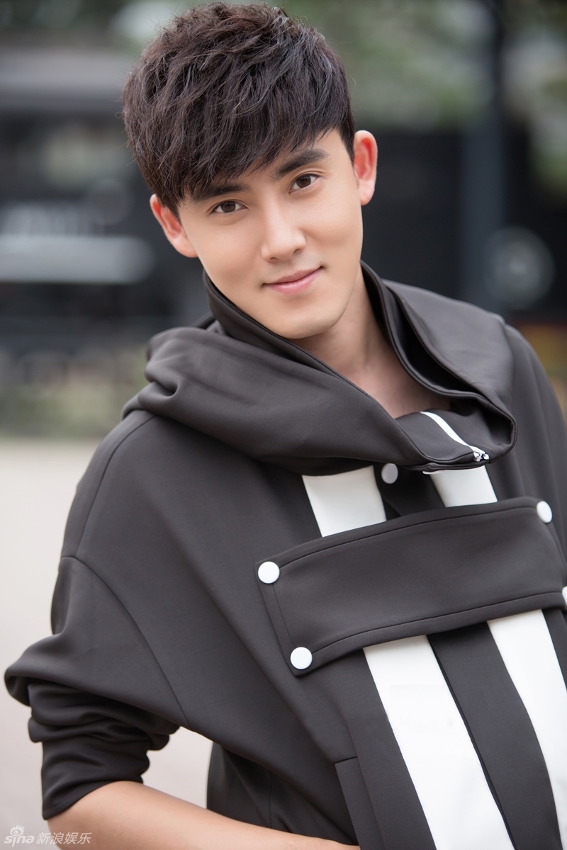 新浪娱乐讯 近日,张睿的一组秋日街拍曝光.