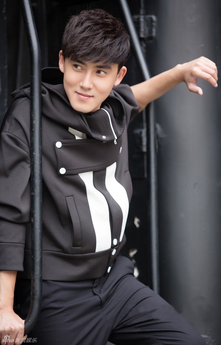 画面中,张睿一会倚靠在复古的火车旁安静沉思,一会又站在街头做搞怪状