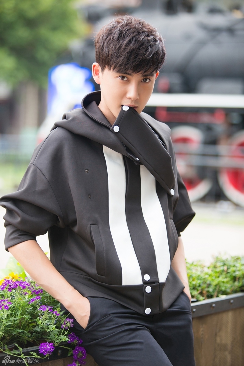 画面中,张睿一会倚靠在复古的火车旁安静沉思,一会又站在街头做搞怪状