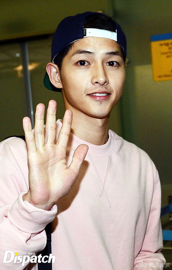 新浪娱乐讯 9月28日晚,韩国男演员宋仲基为拍摄电视剧《太阳的后裔》