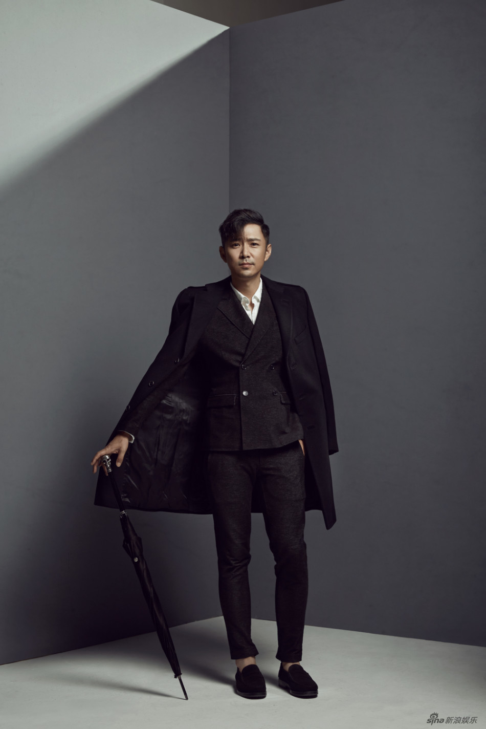 组图:高鑫全新秋装写真 尽显成熟睿智_高清图集_新浪网