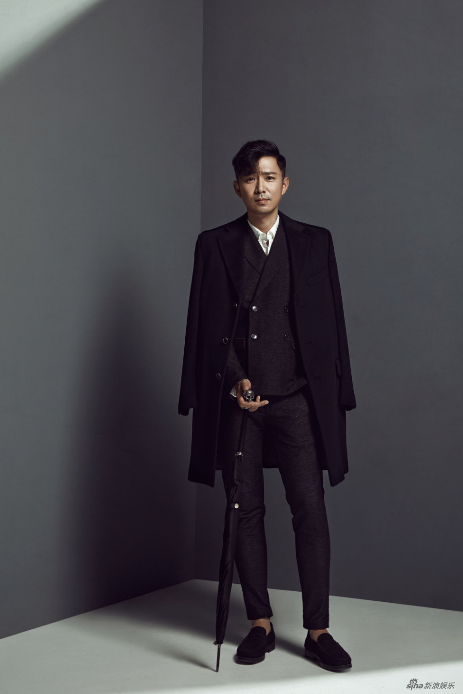 高鑫全新秋装写真 尽显成熟睿智