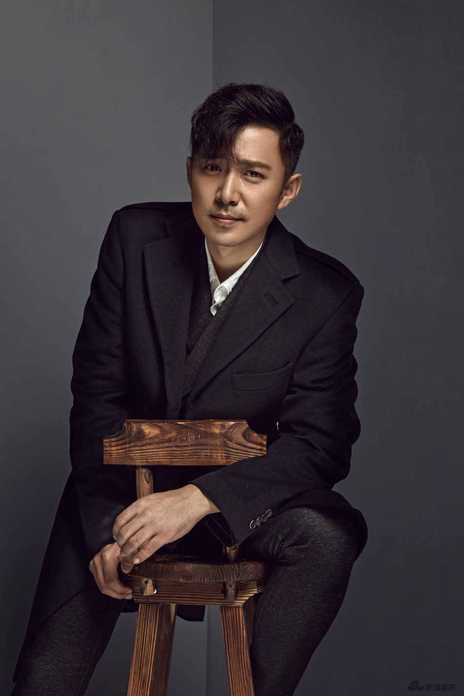 高鑫全新秋装写真 尽显成熟睿智