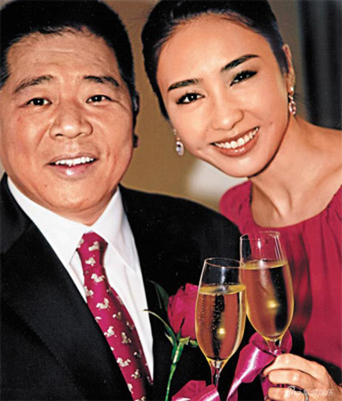 2003年,黎姿与现任丈夫马廷强富商同游伦敦,恋情被公开.