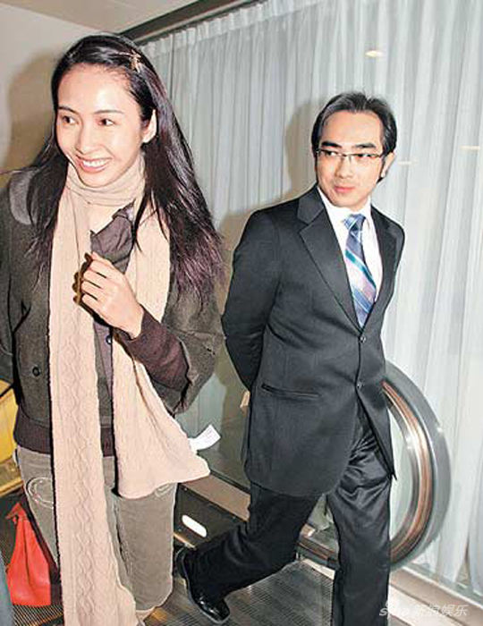 2007年,拍摄电视剧《珠光宝气》期间,弟弟黎婴出车祸,黎姿停工两个月