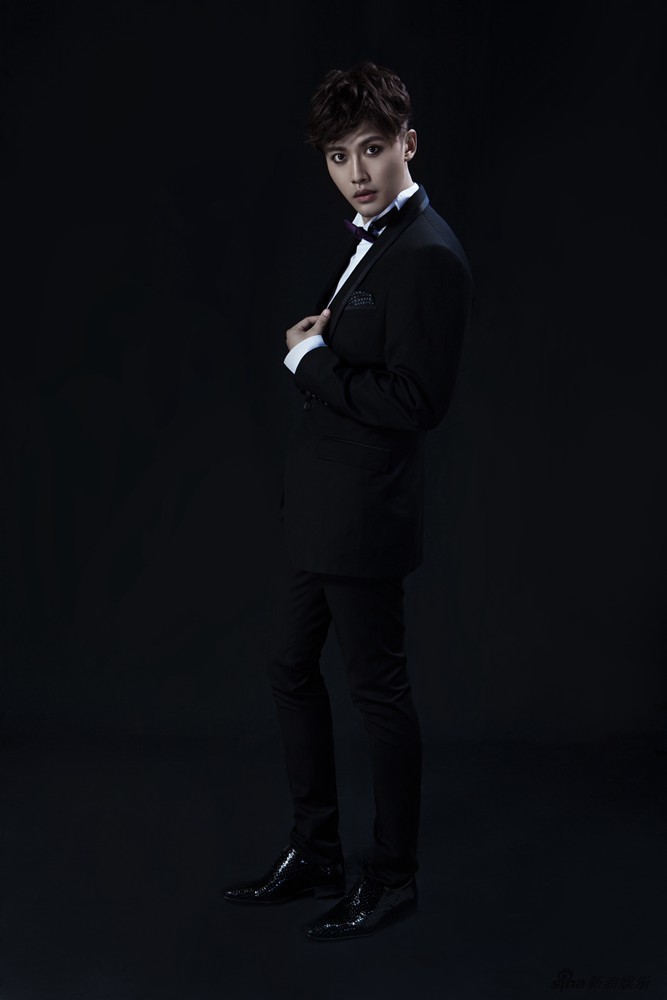 赵廷峪暗黑系写真  邪魅眼神英气十足