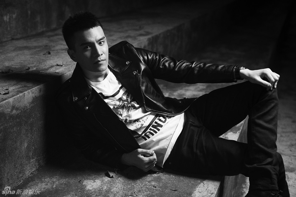 新浪娱乐讯 近日,经超曝光一组由摄影师彭栋梁掌镜的黑白写真大片