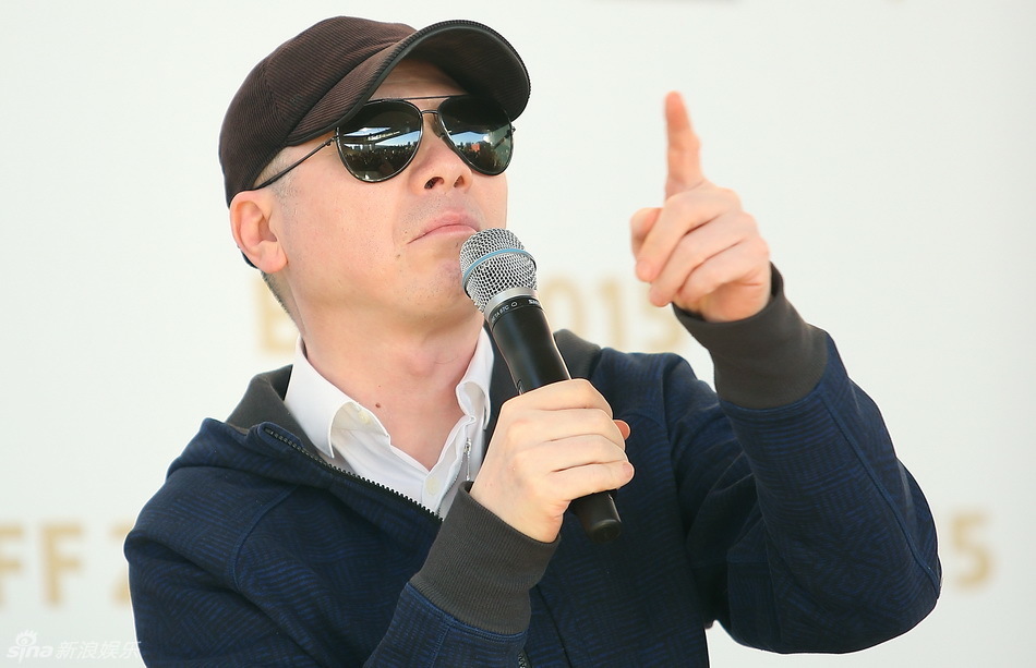 冯小刚亮相釜山电影节 黑超遮面气场足