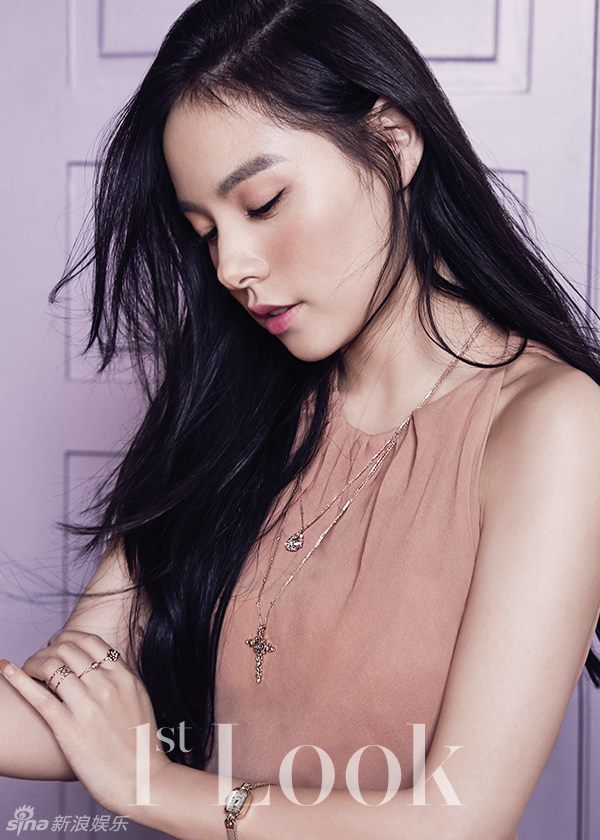 bigbang太阳女友闵孝琳美背香肩展风情