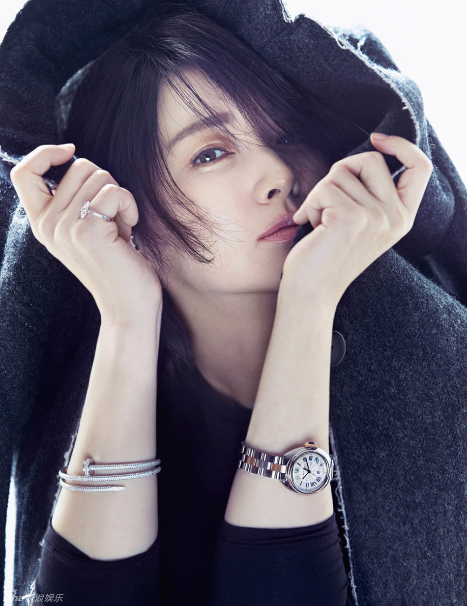 李英爱写真清新短发干练优雅 新剧赶拍中