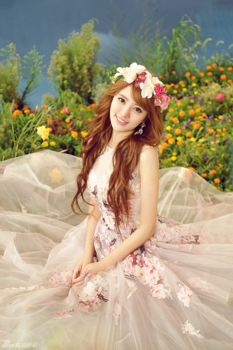 08 15:50:48 1 / 6 新浪娱乐讯 近日,歌手阿兰个人宣传片亮相美国纽约