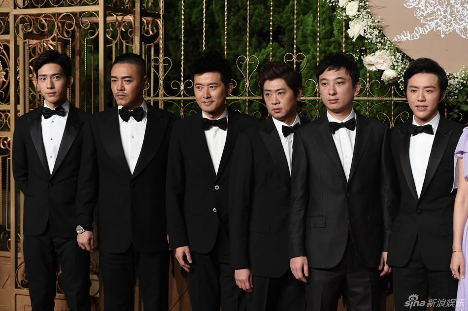 新郎娱乐讯 2015年10月8日晚,黄晓明,angelababy婚礼红毯环节开启,有