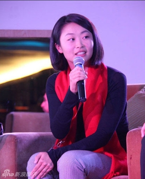 新浪娱乐讯 网曝央视前名嘴敬一丹独生女儿的近照,敬一丹女儿未施粉黛