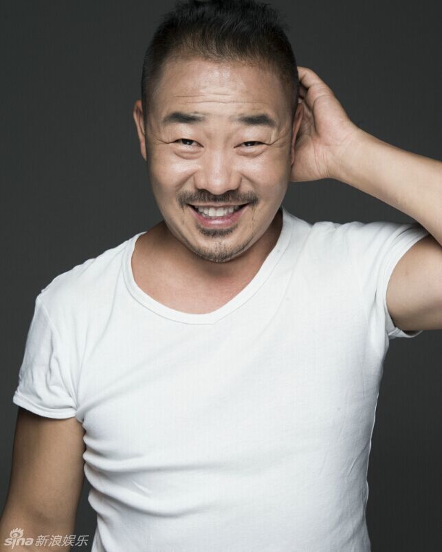 组图:王奕盛写真霸气外露硬气十足